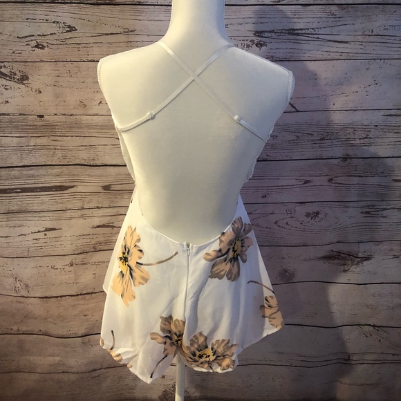 Women’s Floral Romper - Picture 2 of 4